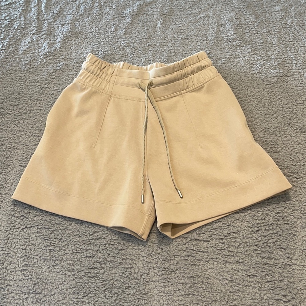 Lululemon Soft Ambitions High Rise Short 4"
Trench size 4